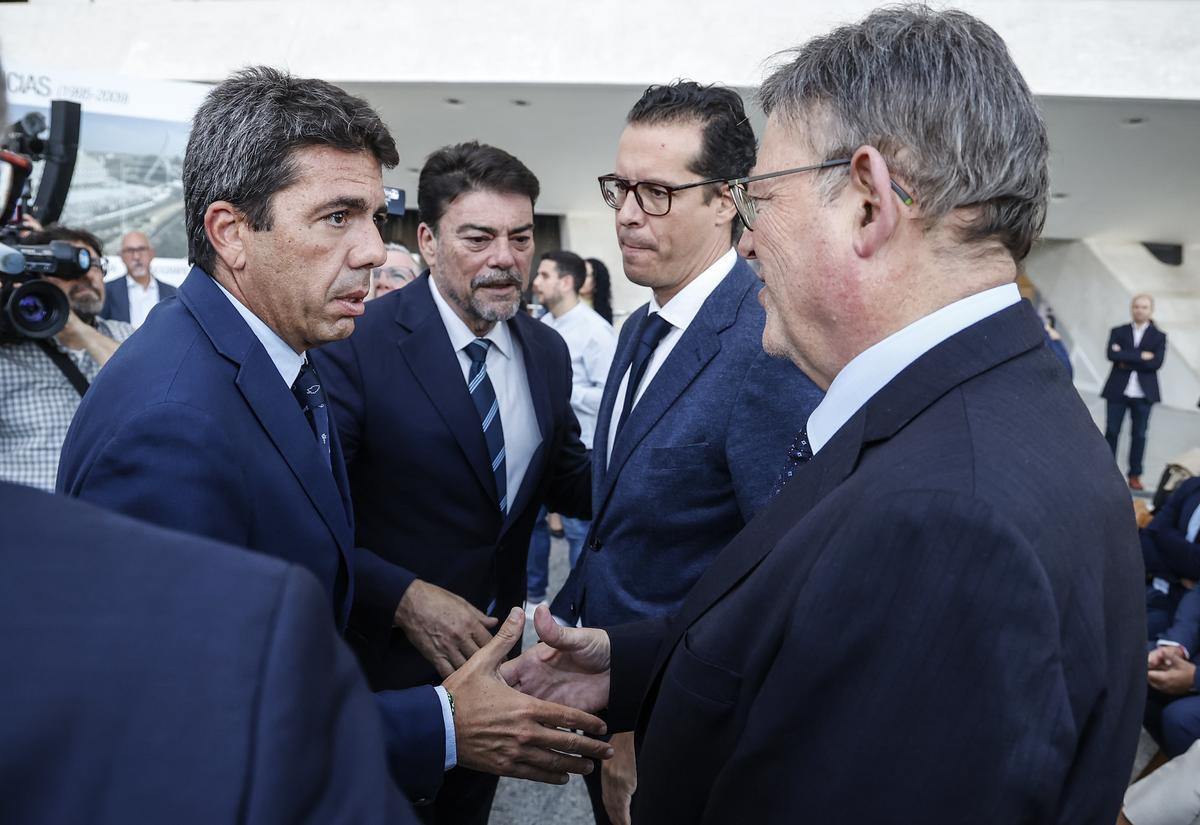 Carlos Mazón y Ximo Puig se dan la mano este lunes, en presencia de los alcaldes Luis Barcala y Rubén Alfaro