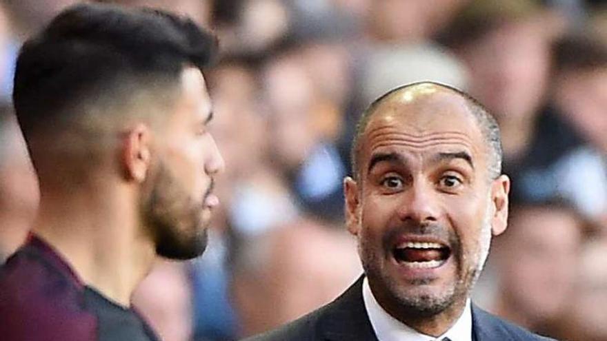 Guardiola da indicaciones a Agüero. // Andy Rain