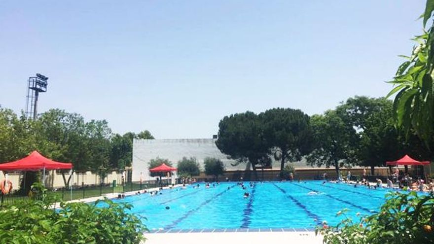 Así es la piscina más barata y tranquila de toda Sevilla, con zonas de picnic y chiringuito: se puede entrar por apenas 2 euros