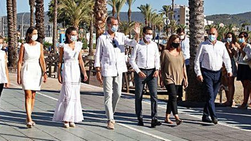 La Reina Letizia y el Rey Felipe VI llegan a Sant Antoni. Les acompañaron la ministra de Turismo, la presidenta del Govern, el alcalde de Sant Antoni y el presidente del Consell.