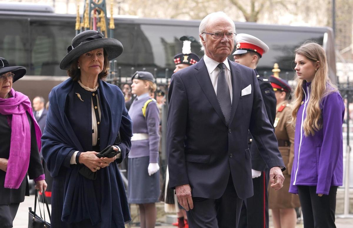 Isabel II reaparece en la misa en honor al Duque de Edimburgo