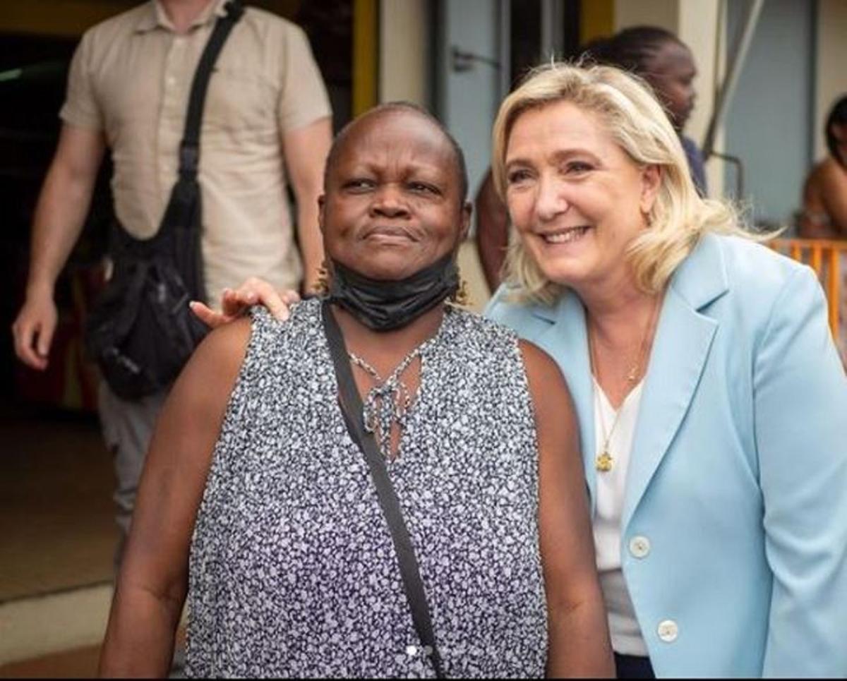 Le Pen abraza a una mujer racializada