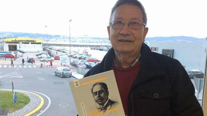 El historiador Xerardo Dasairas, en Cangas, con la portada del libro sobre el filántropo vigués José García Barbón. // Fdv