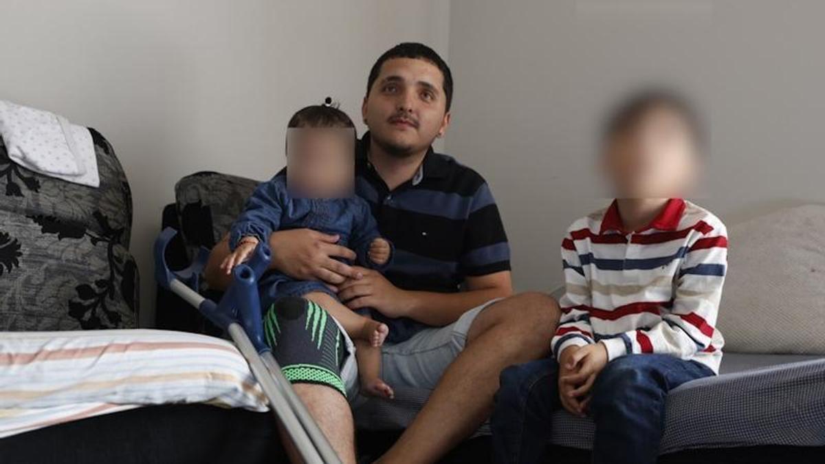 Carlos Garzón, con sus hijos, en su vivienda de Oviedo
