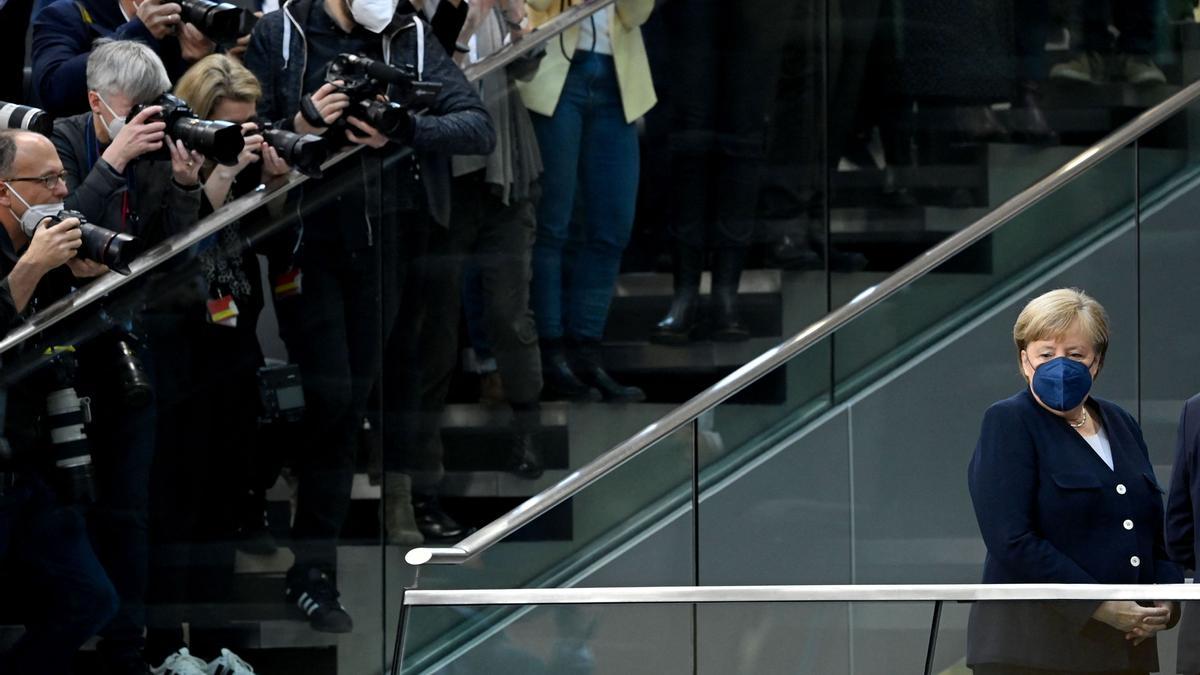 Angela Merkel fotografiada en el Parlamento alemán durante la sesión de votación del nuevo canciller