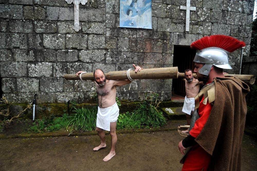 La parroquia de Paradela representa el Via Crucis y la Crucifixión, declaradas de interés turístico gallego