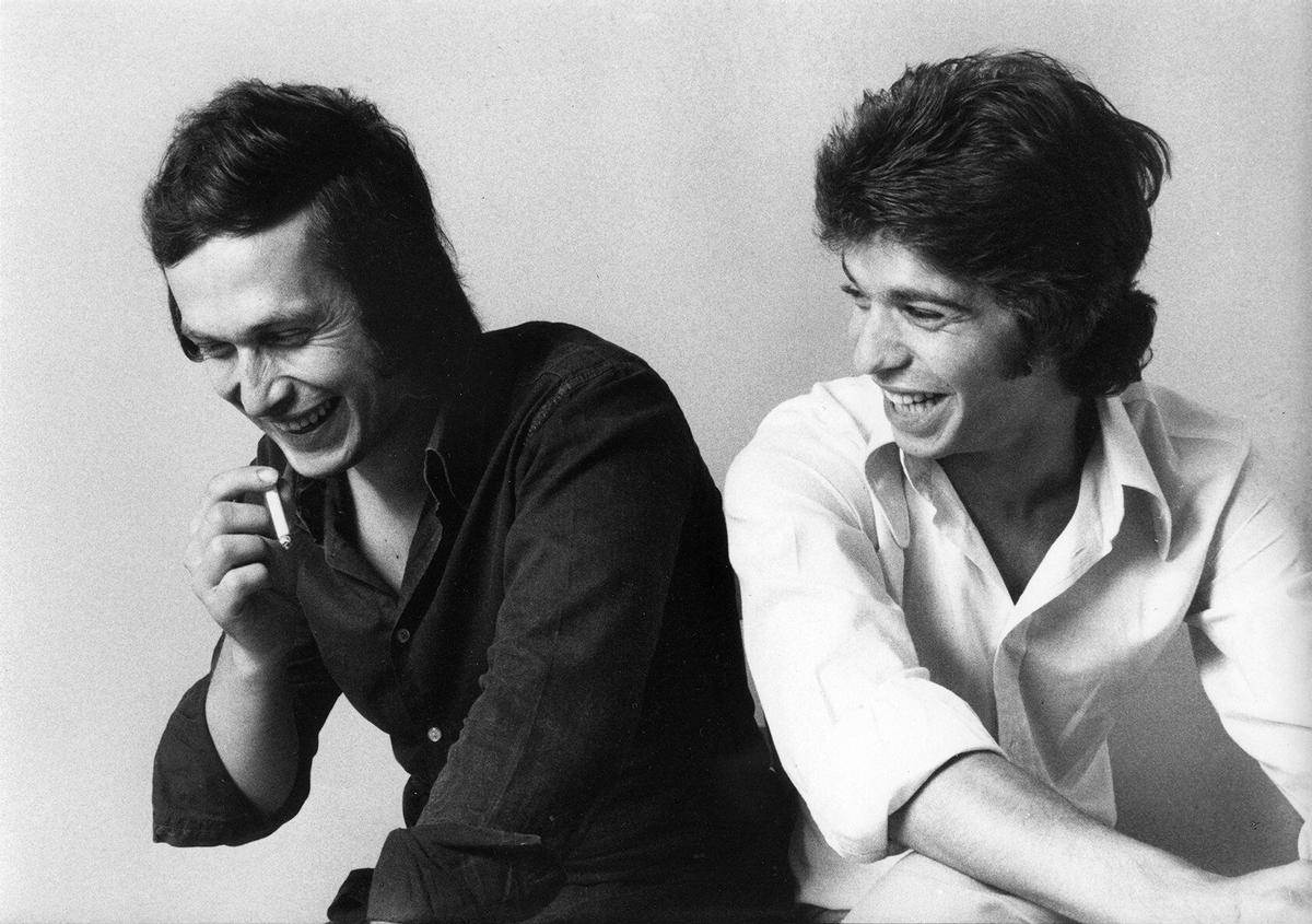 GRA337. MADRID, 25/05/2016.- Imagen facilitada por la Taberna La Carmencita de Madrid de la fotografía de Paco de Lucía (i) y Camarón (d) realizada en 1973 por el argentino Pedro Lamarca, y que es uno de los retratos que cuelgan desde hoy en este local, un negocio de 1854 que en los años 70 del siglo pasado era parada obligatoria para las figuras del flamenco que actuaban en el tablao Los Canasteros de Manolo Caracol, momentos que hoy se recuerdan con una exposición fotográfica de Lamarca. EFE/Pepe Lamarca ***SOLO USO EDITORIAL***. Paco de Lucía.  Camarón de la Isla. Música. cantantes. flamenco. fotos biográficas 1973