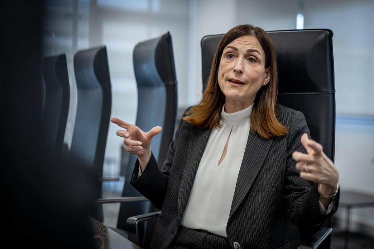 La presidenta y consejera delegada de Vueling, Carolina Martinoli, en uno de los momentos de la entrevista en las oficinas de la empresa en Viladecans.