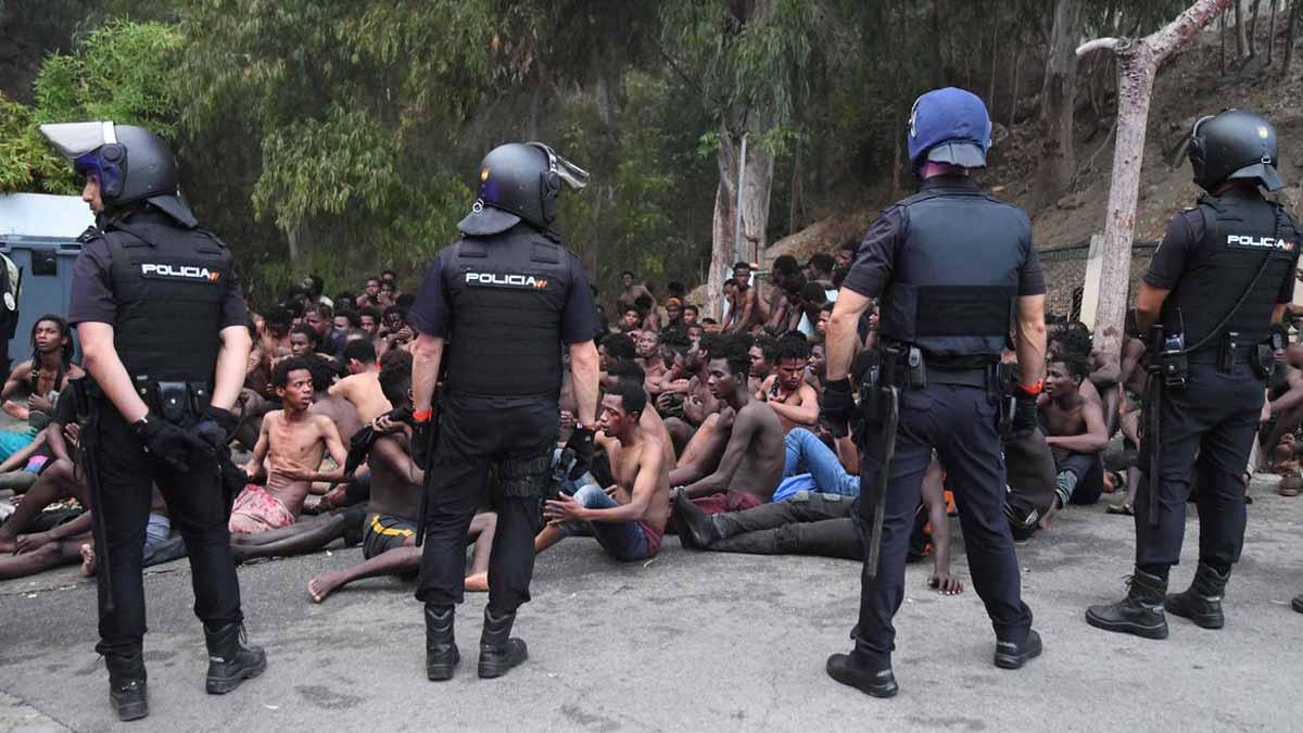 155 migrantes subsaharianos acceden a Ceuta saltando la valla fronteriza con Marruecos.a fronteriza con marruecos