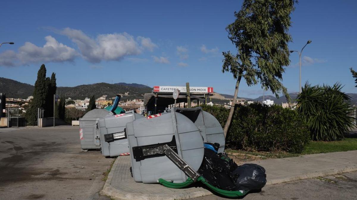 Contenedores volcados por el viento en la zona de Son Moix.