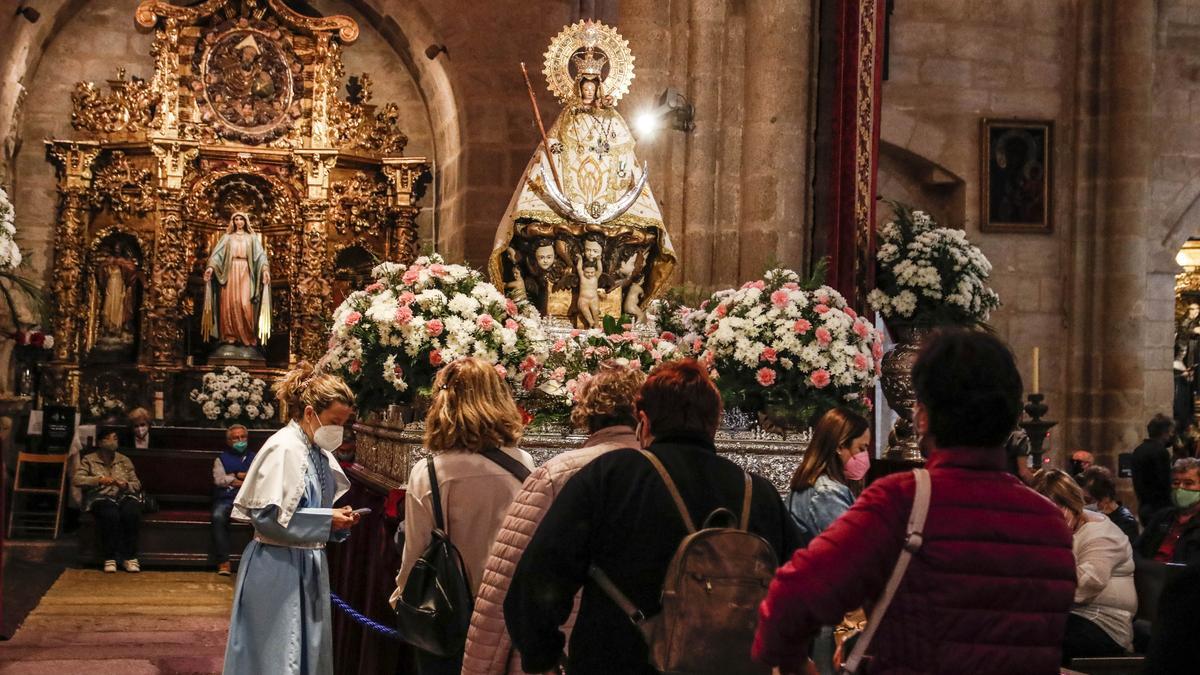 Una imagen de los fieles durante el besamanto.