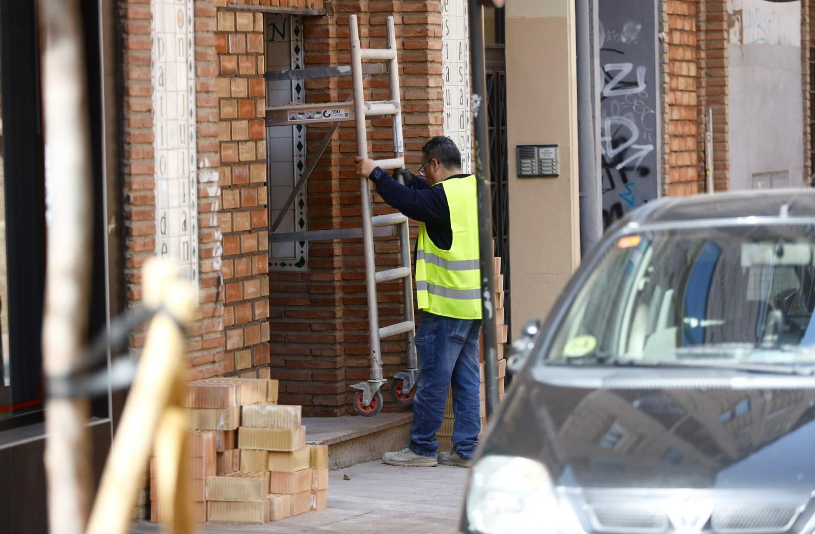 Así ha sido el desalojo de una vivienda en la calle de Don Teobaldo en Zaragoza