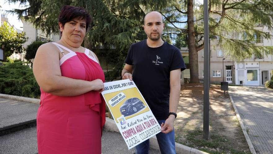 Paula Fernández y Felipe Varela muestran el cartel de la venta de rifas. // Bernabé/ Javier Lalín