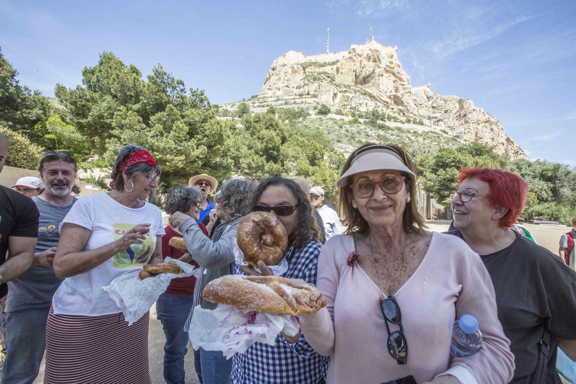 Mona reivindicativa en las faldas del Castillo de Santa Bárbara