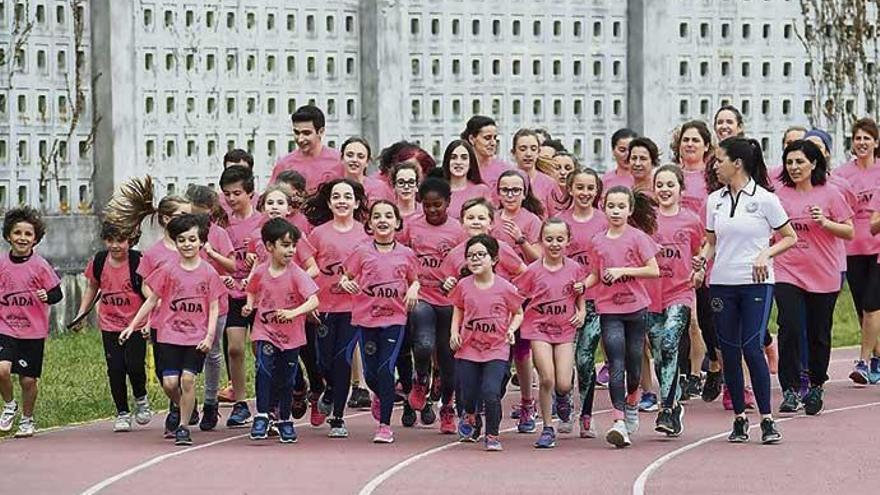 Uno de los grupos de madres del Club Atletismo Sada trotan junto a sus hijos en un entrenamiento en las pistas del INEF de Bastiagueiro.