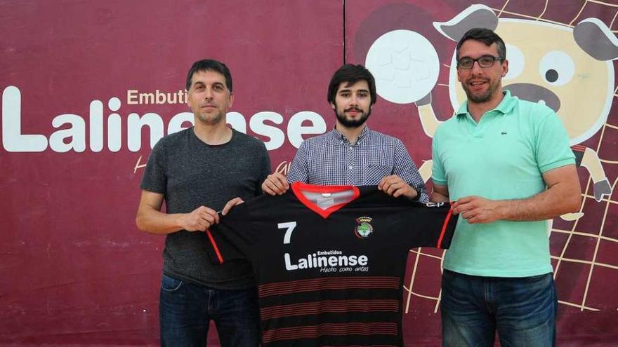 Ventoso, Ramón y Pincho, ayer, en la presentación del jugador en el Lalín Arena. // Bernabé/Javier Lalín