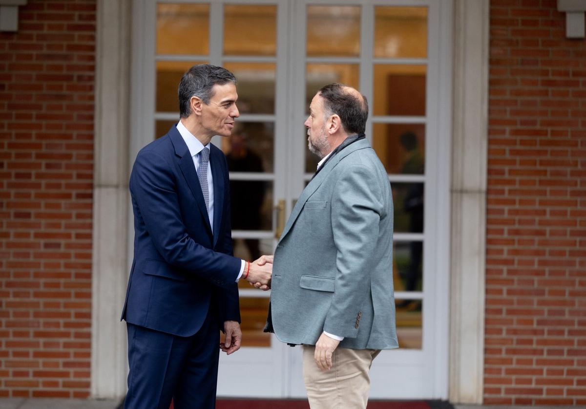 Pedro Sánchez y el líder de ERC, Oriol Junqueras, en La Moncloa, antes de pactar el nuevo sistema de financiación autonómica, el 8 de enero de 2026.
