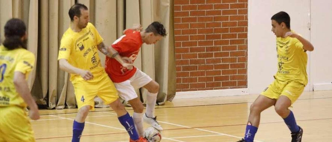 Dos jugadores pugnan por el balón.