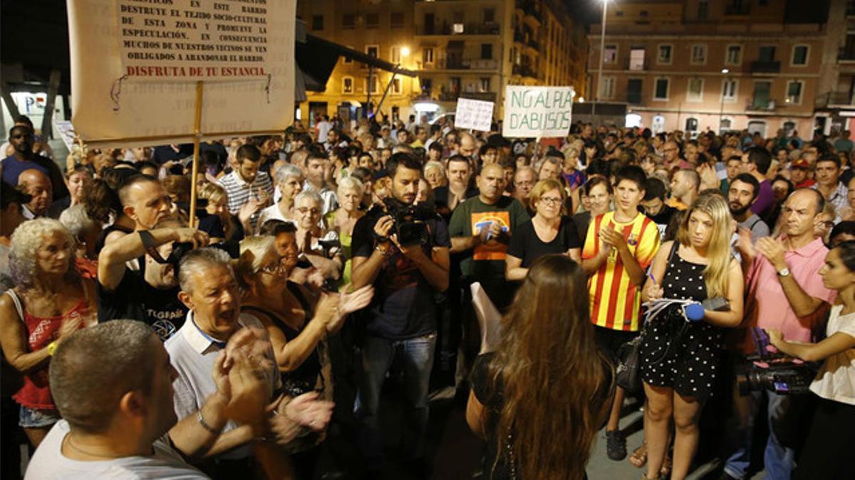 Vecinos de la Barceloneta protestan contra los pisos turísticos