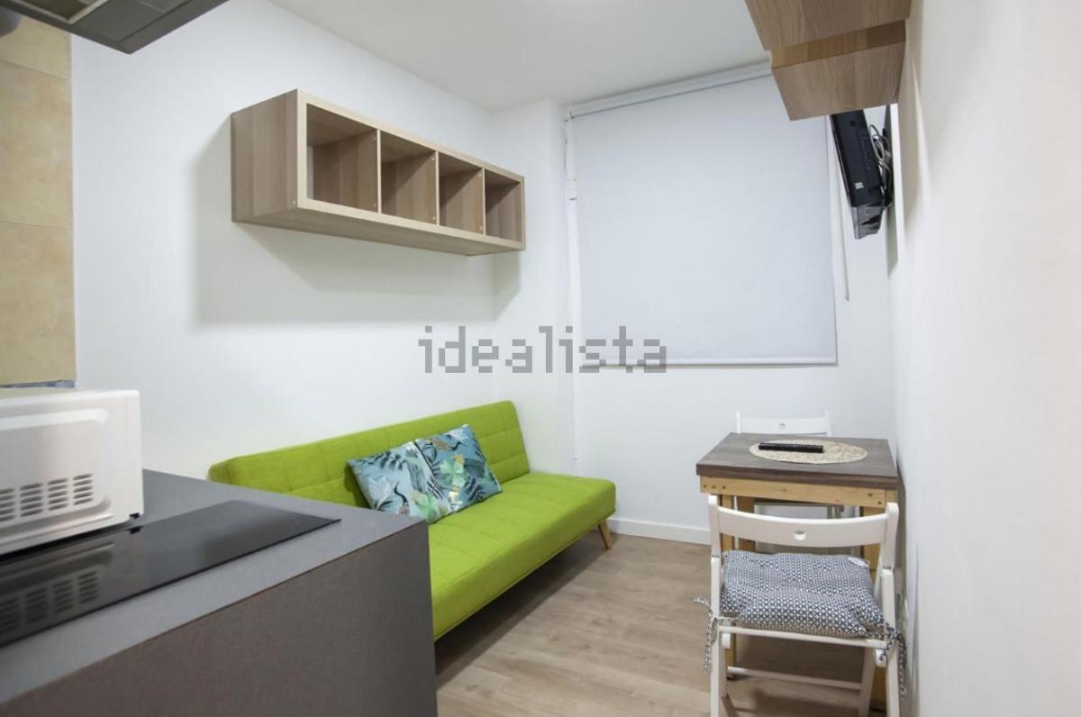 Minúsculo 'loft' de 16 m2 en alquiler en el Raval por 525 euros, anunciado en Idealista.