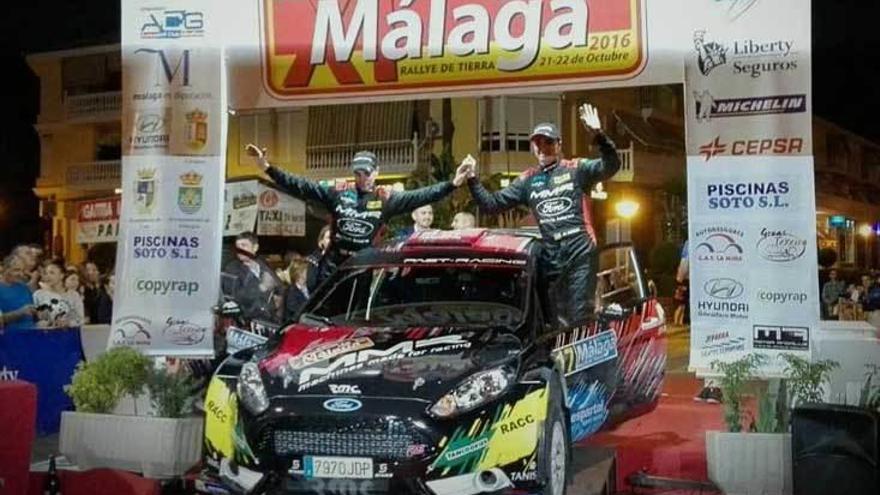 Manuel Mora celebra su podio en Málaga.