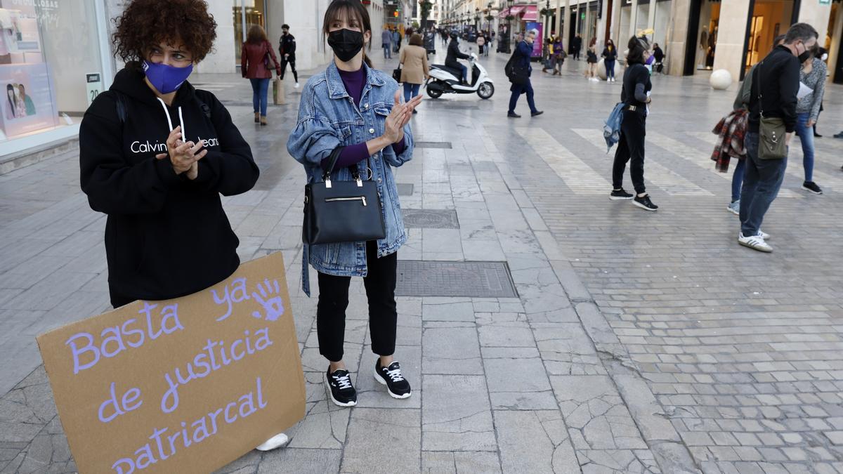 Baile feminista por el 8M en el Paseo del Parque de Málaga