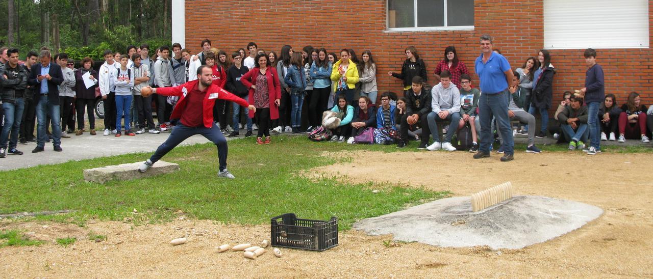 Alumnos del IES Val Miñor juegan a bolos en la cancha creada por el Concello den 2016.