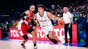 Bogdanovic conduce el balón en la semifinal ante Canadá con Pesic al fondo