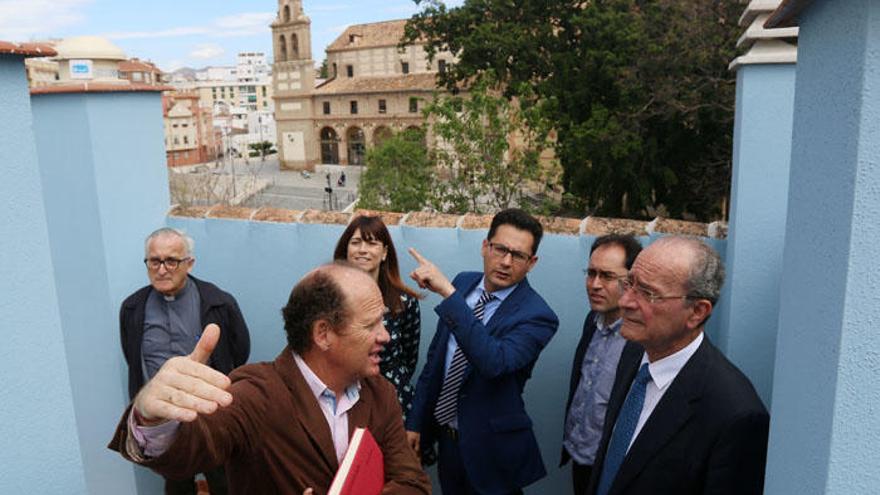 El alcalde ha visitado las viviendas, junto a la plaza Alfonso XIII.