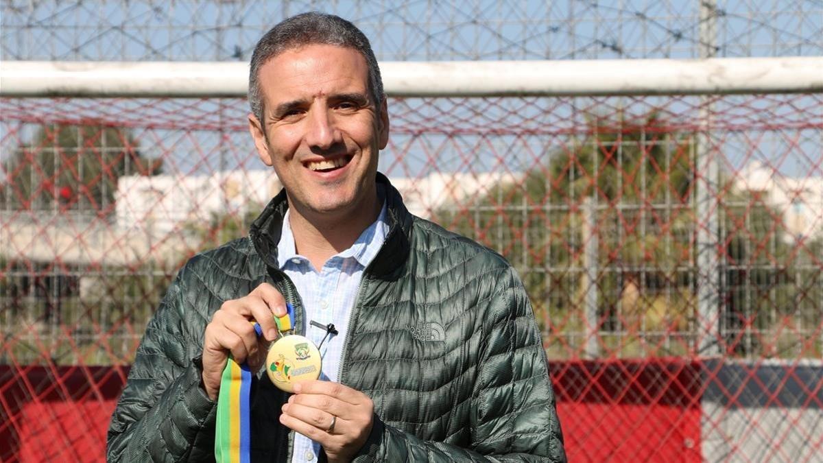 Toni Gerona, con la medalla de campeón de África que ganó con la selección de Túnez en el 2018.