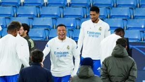 Kylian Mbappé y Jude Bellingham, durante el entrenamiento del Real Madrid en el Etihad Stadium de Manchester 