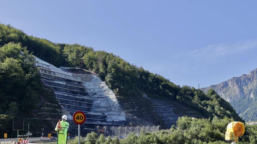 La obra del argayón del Huerna, en su fase final tras casi dos años