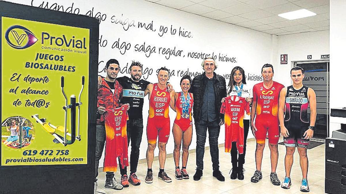 Integrantes del club que participaron en el campeonato, junto a Manuel Veloso.