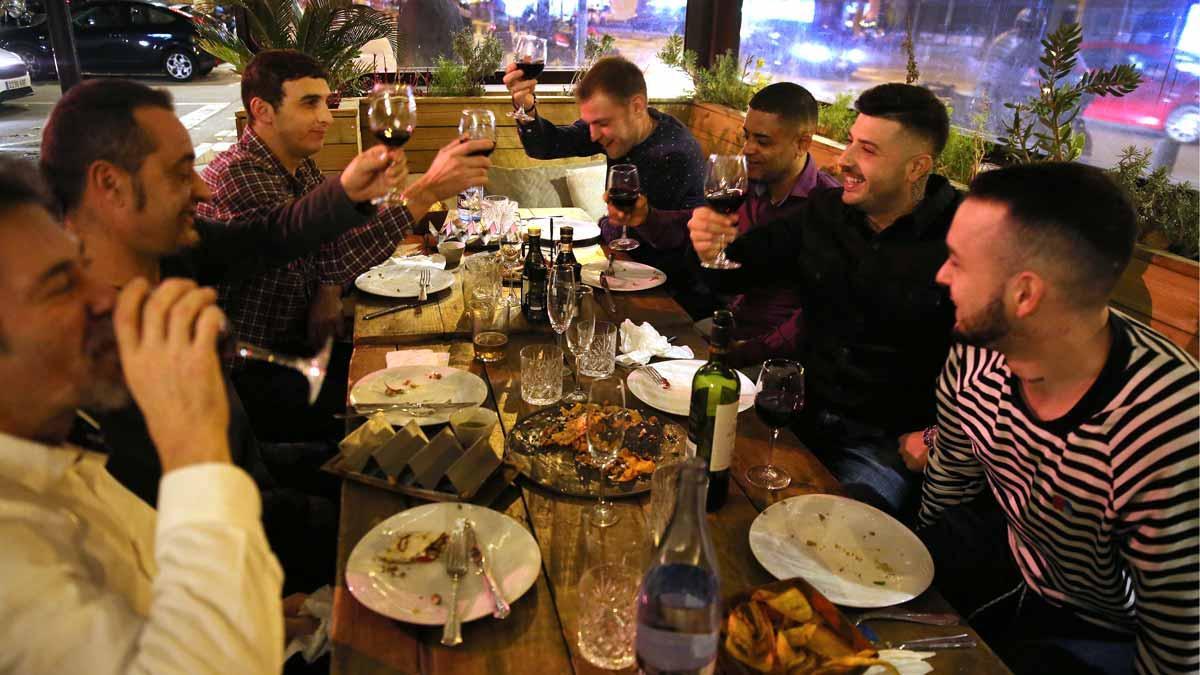 Cena de empresa en un restaurante de la Barceloneta, en una imagen de archivo