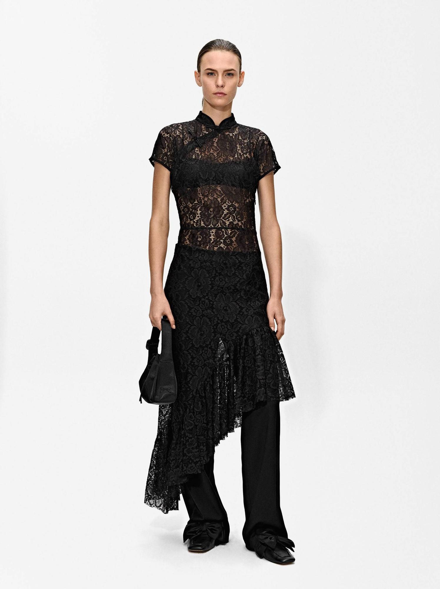 Vestido largo asimétrico con encaje