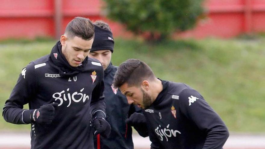 Sanabria corre junto a Jony y Guerrero.