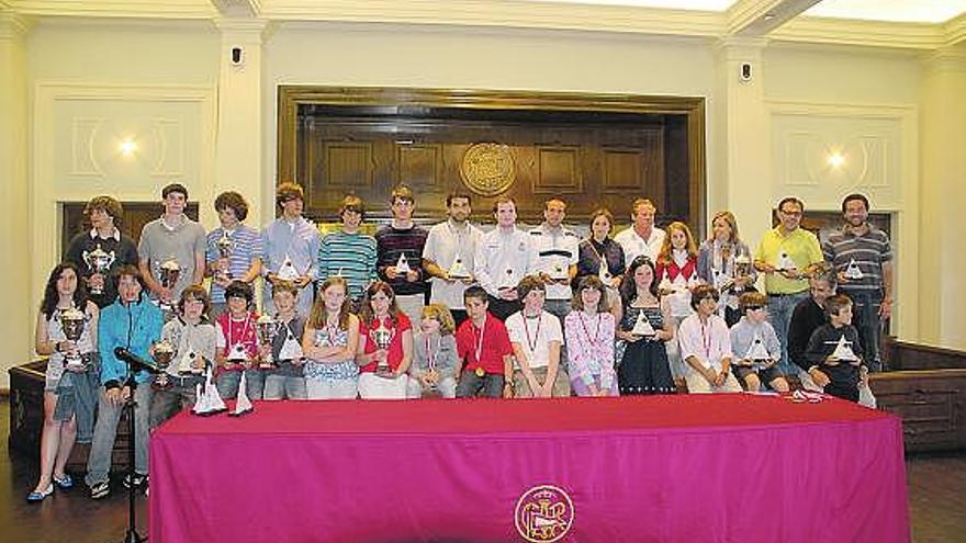 Participantes en la Regata Unicef, con sus trofeos.