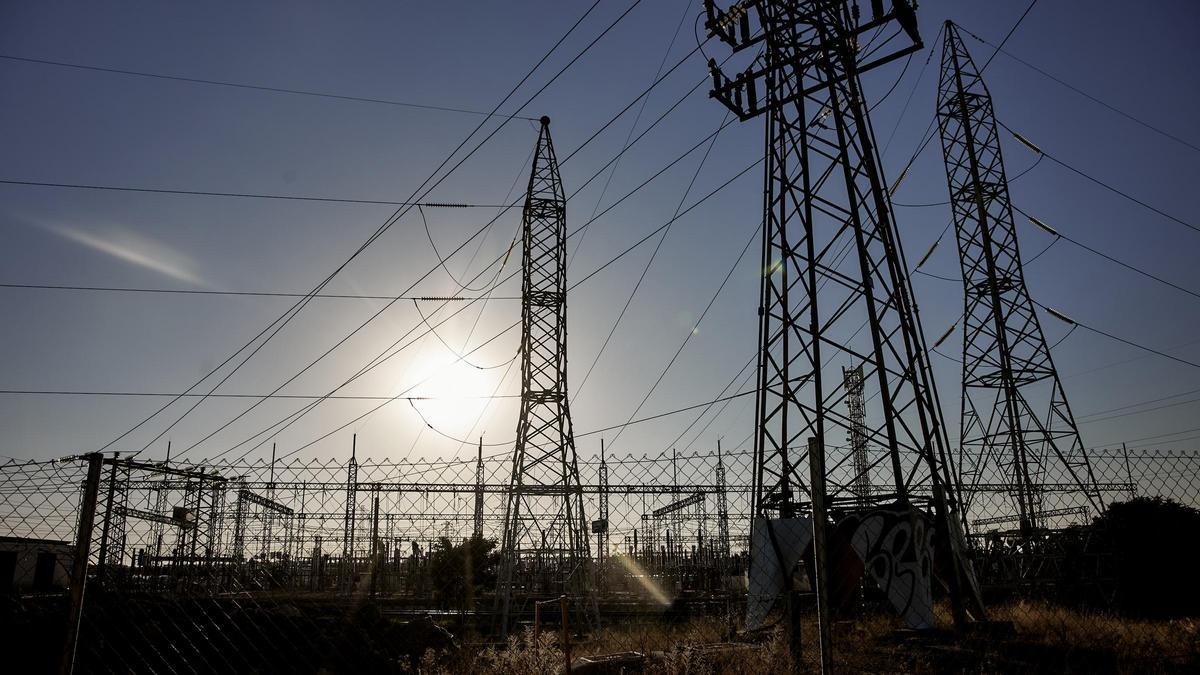 Archivo - Vista de una torre de alta tensión, a 23 de agosto de 2023, en Madrid (España). En esta cuarta ola de calor, la más prolongada en lo que va de verano, el precio de la luz se ha disparado. La cotización de la electricidad en el mercado mayorista