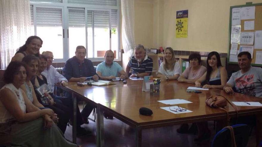 Reunión entre representantes del mancomunidad, centros educativos y Ampas de Aliste.