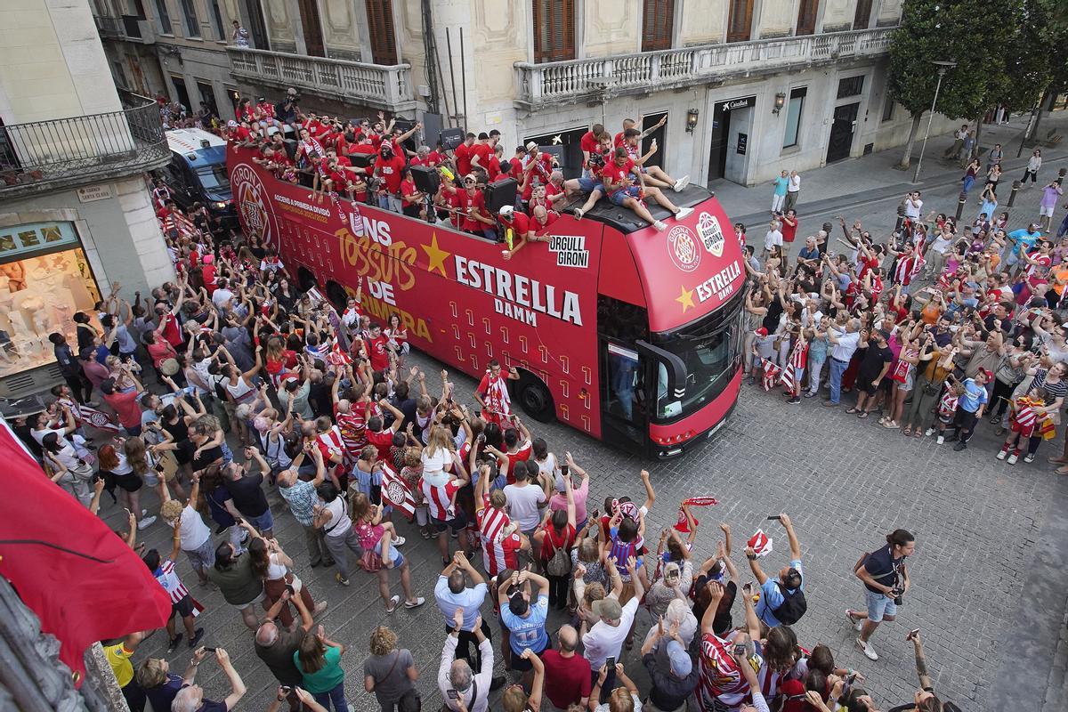 Girona celebra en la calle el doble ascenso