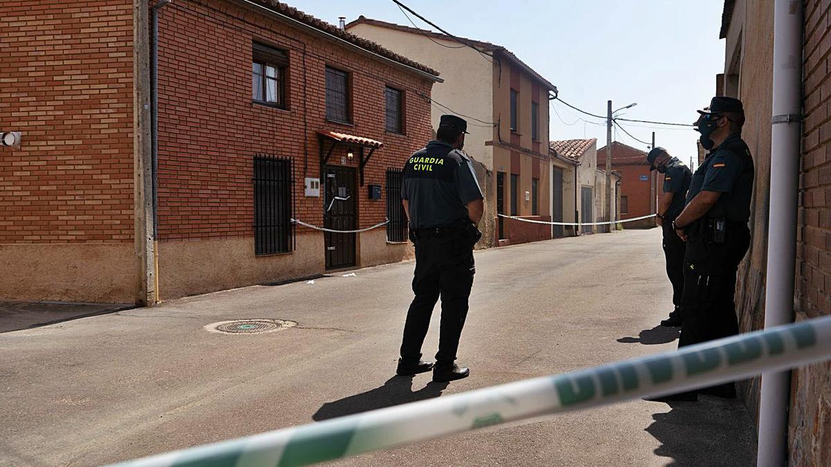 Agentes de la Benemérita frente a la puerta de la calle Rosario donde se produjo la agresión. | José Luis Fernández