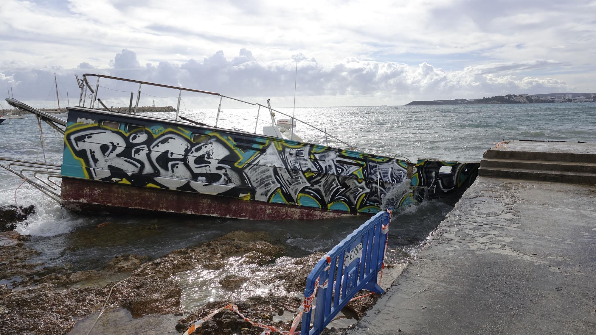 El oleaje destroza contra las rocas de Portals un barco varado