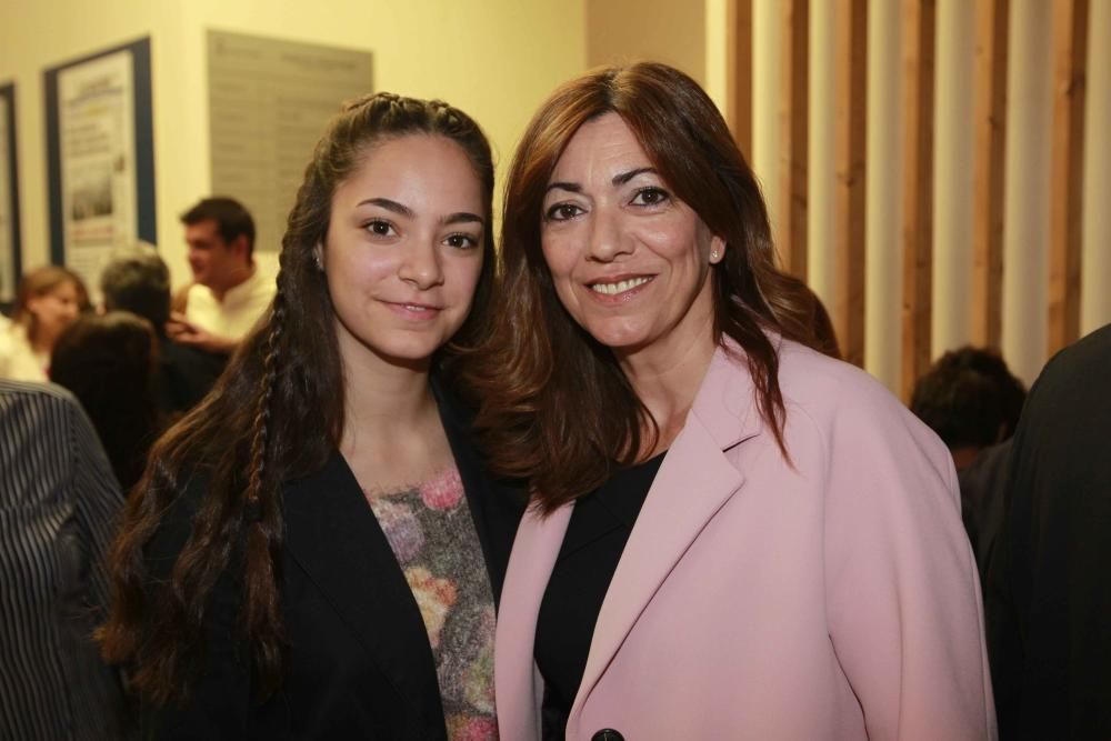 Gala 25 aniversario Levante-EMV Camp de Morvedre. Elo Chamarro con la portavoz de les juventuts d'Esquerra Maria Pinilla.