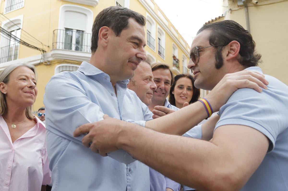 Juanma Moreno hace campaña en las Cruces de Mayo de Córdoba Juanma Moreno hace campaña en las Cruces de Mayo de Córdoba