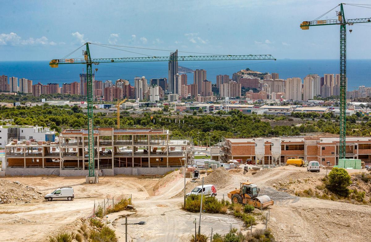 Viviendas en construcción en la zona de Finestrat en 2022.