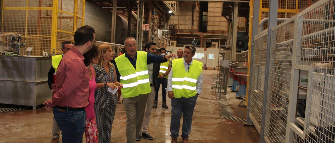 Fernando Roig explica el funcionamiento de la planta de Tierra Atomizada a la delegada del Gobierno, Pilar Bernabé.