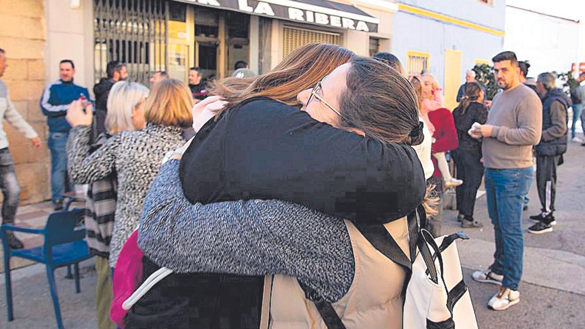 Dos vecinas celebran su premio