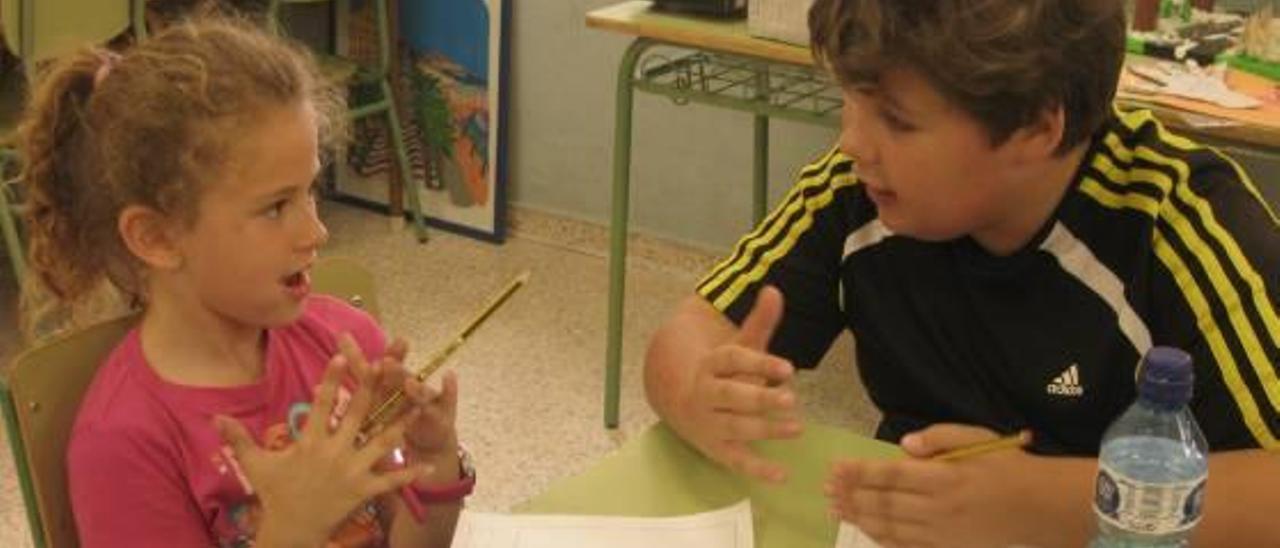 Alumnes del col·legi públic Rajoletes, a Sant Joan d&#039;Alacant, durant l&#039;activitat de l&#039;Apadrinament Lector que han fet durant els últims mesos.