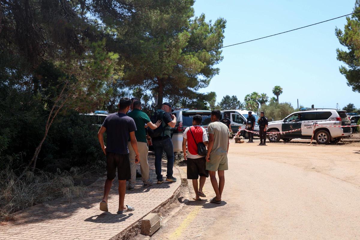 Las imágenes del despliegue policial por los okupas de Punta Arabí. Las imágenes del despliegue policial por los okupas de Punta Arabí.