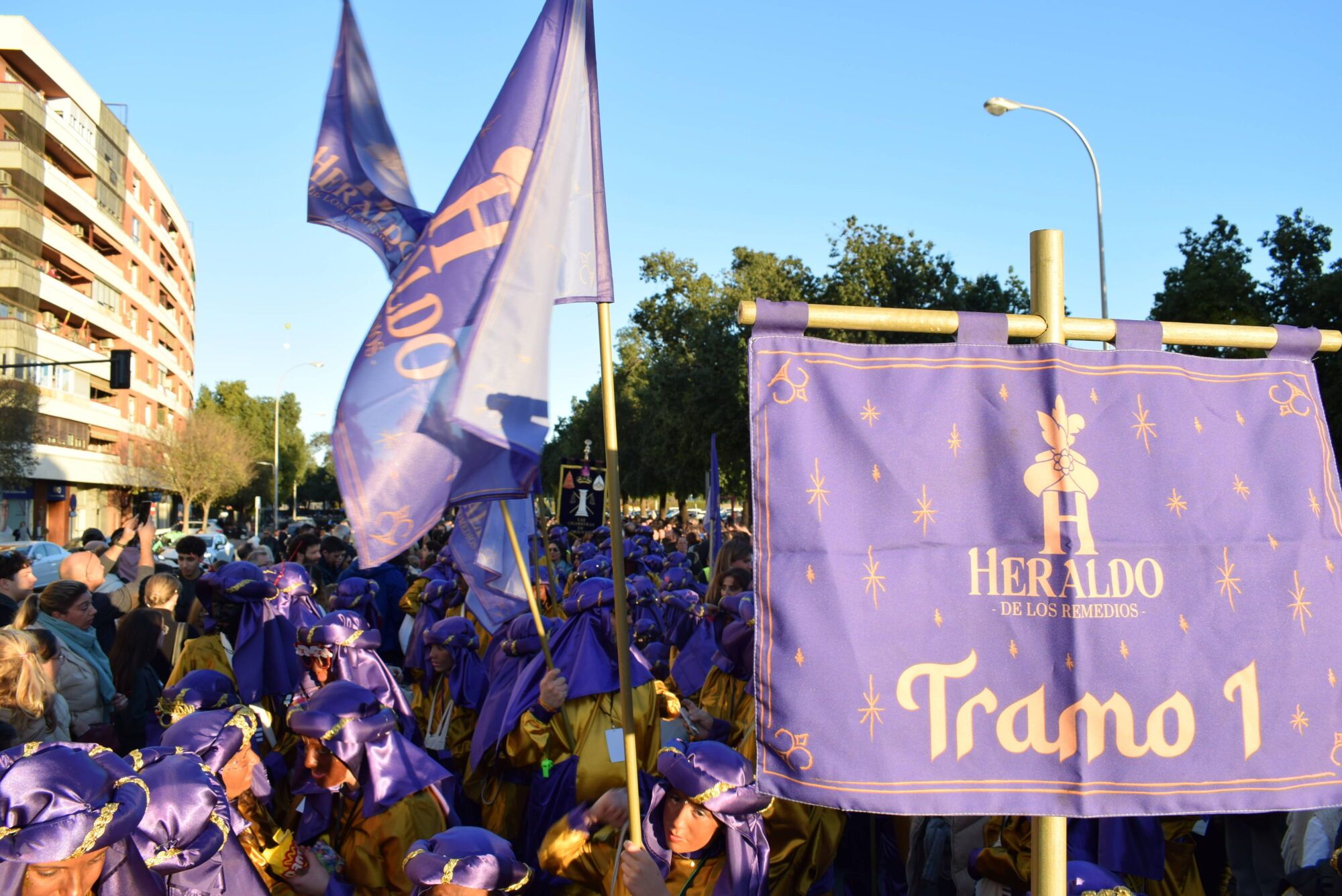 El Heraldo Real recorre las calles del barrio sevillano de Los Remedios recogiendo las cartas de los pequeños el 26 de diciembre de 2024